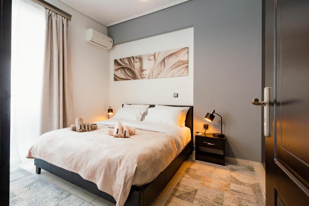 Un dormitorio con una cama con dos zapatos encima. en Agnanti Apartment, en Agrinio