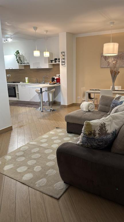 a living room with a couch and a kitchen at Bon Bon Il Brofferio in Asti