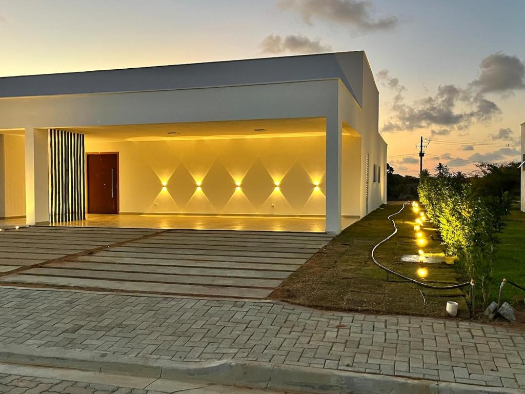 a building with lights on the side of it at Casa Brisa em Touros in Touros