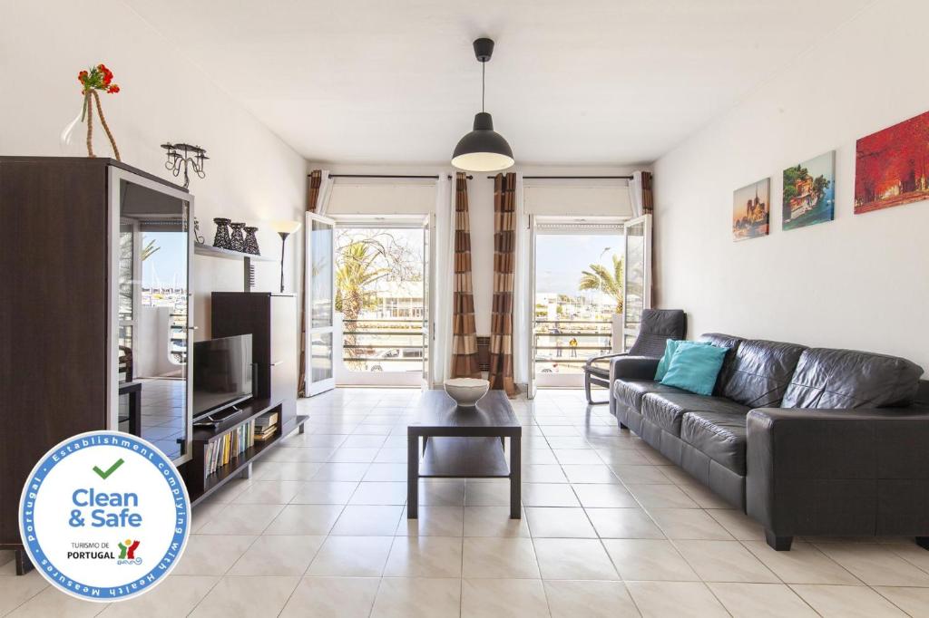 B77 - Marina View on Avenida Apartment