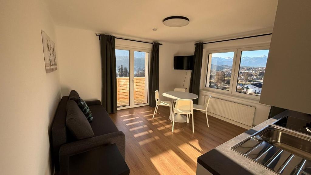 een woonkamer met een bank en een tafel bij Ferienwohnung Amseltraum in Seeboden