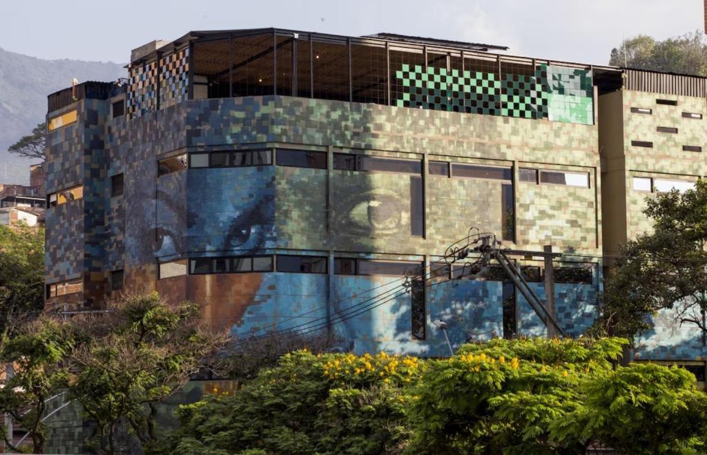 un edificio con una pintura en un lateral en Hotel Medellin Arte, en Medellín
