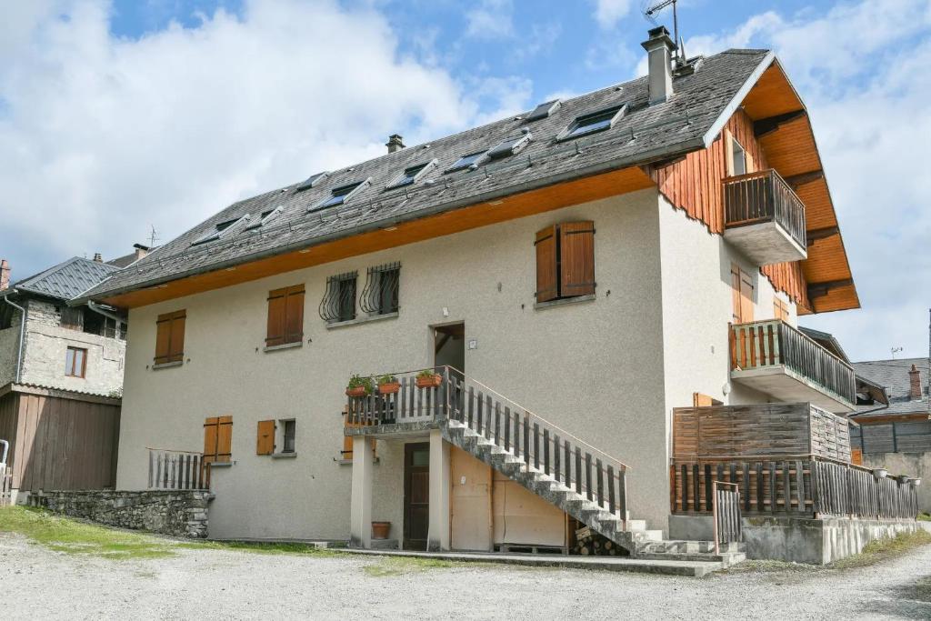 ein großes weißes Haus mit einem Walmdach in der Unterkunft Chez Fred 202 - Parking Wifi Balcon in Saint-Pierre-dʼAlbigny