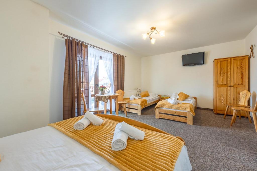 ein Schlafzimmer mit Bett und ein Wohnzimmer in der Unterkunft Skalny Brzeg in Czarna Góra