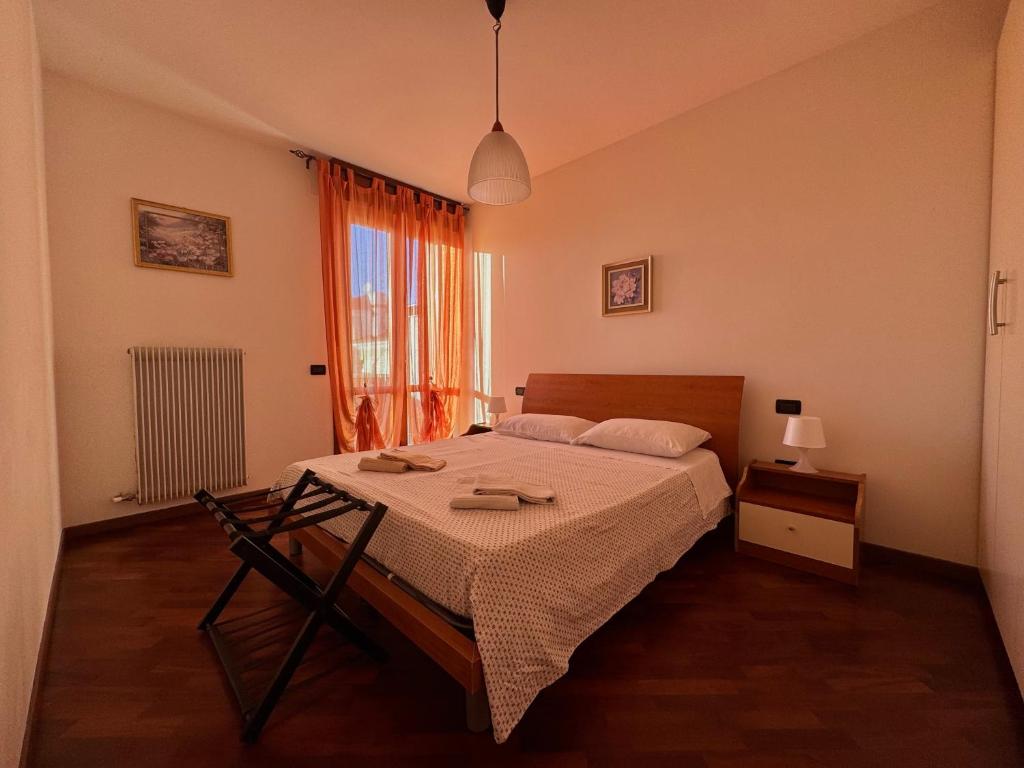 una camera da letto con un letto con due asciugamani sopra di OTB Italia 6 - Rifugio moderno tra Venezia e Treviso con 2 terrazze e Parcheggio coperto a Preganziol