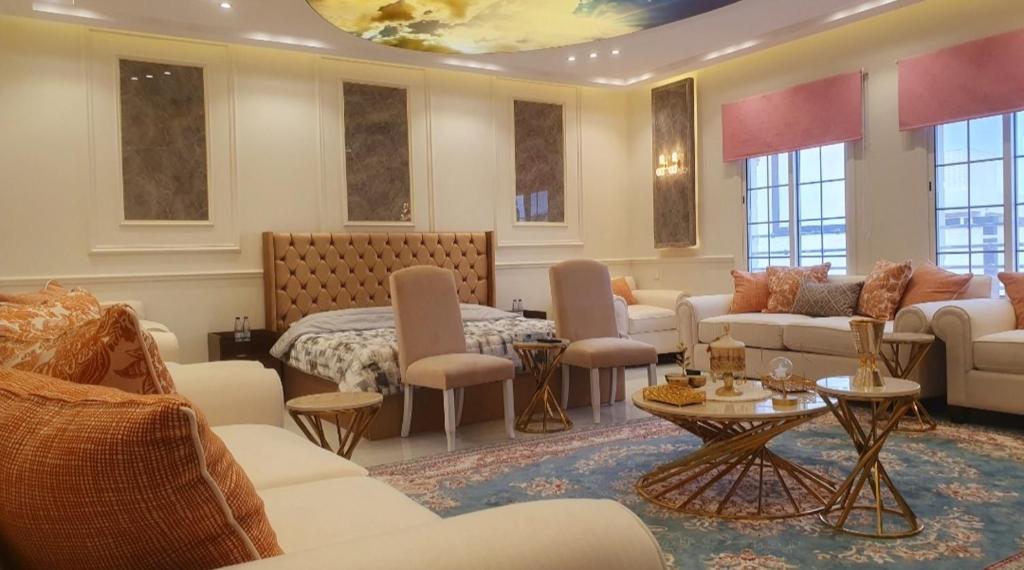 Et opholdsområde på جناح تنفيذي ملكي خاص واطلالة علوية Vip