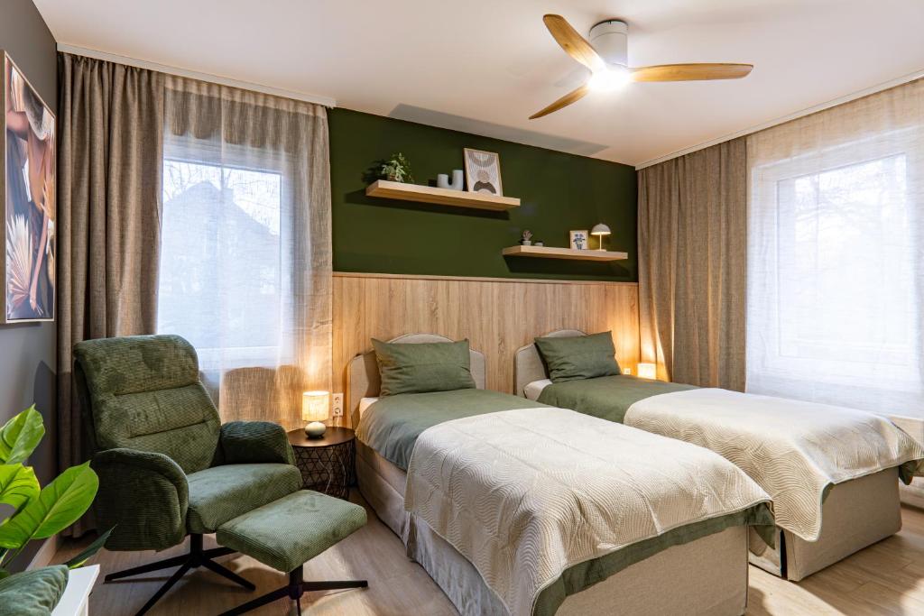 En eller flere senge i et værelse på be Apart Serviced Apartments