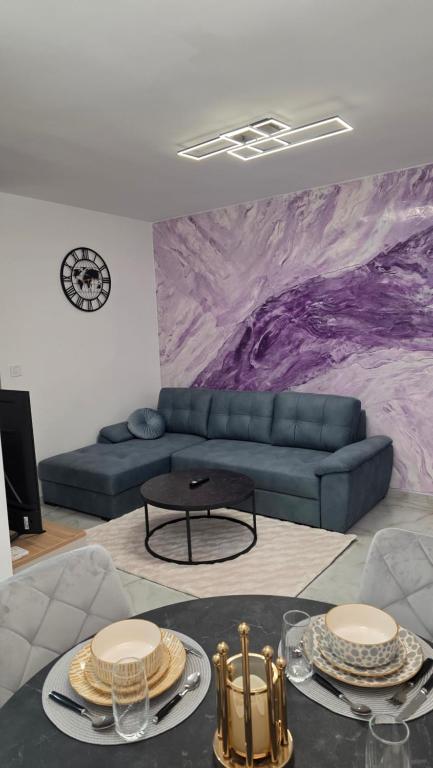 Χώρος καθιστικού στο Violet Apartman