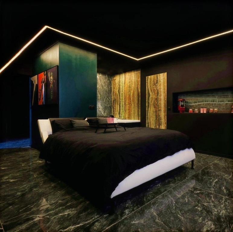 Φωτογραφία από το άλμπουμ του Suite Dark Luxe - Écran géant de cinéma et jacuzzi 