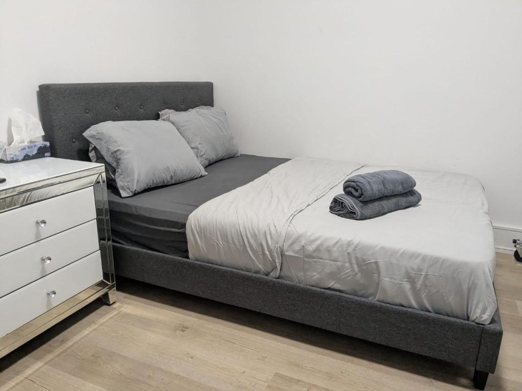 Postel nebo postele na pokoji v ubytování Brand New Private Unit with Parking, Steps to TTC, 15 Minutes to Downtown