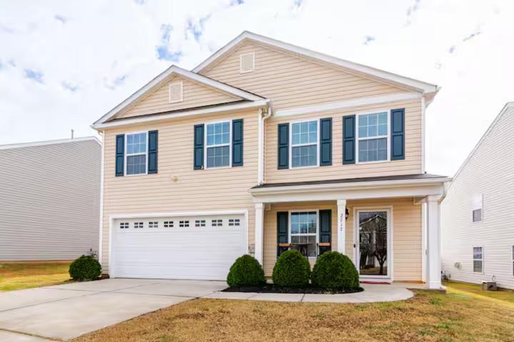 una gran casa blanca con garaje blanco en Home in Dallas NC, en Dallas