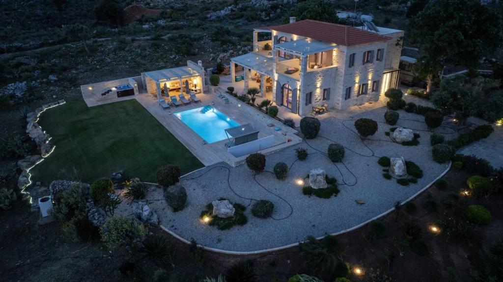 Hồ bơi trong/gần Villa AuroraLuxurius Living