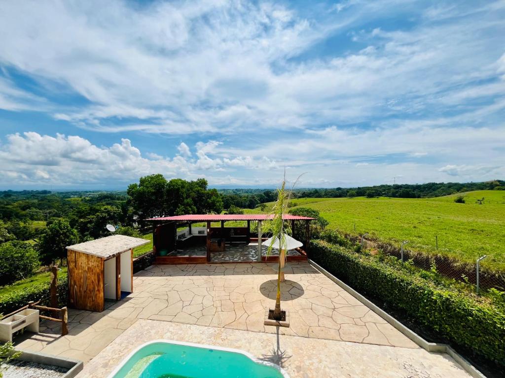een zwembad en een huis met uitzicht bij Finca Casa Blanca in Doradal
