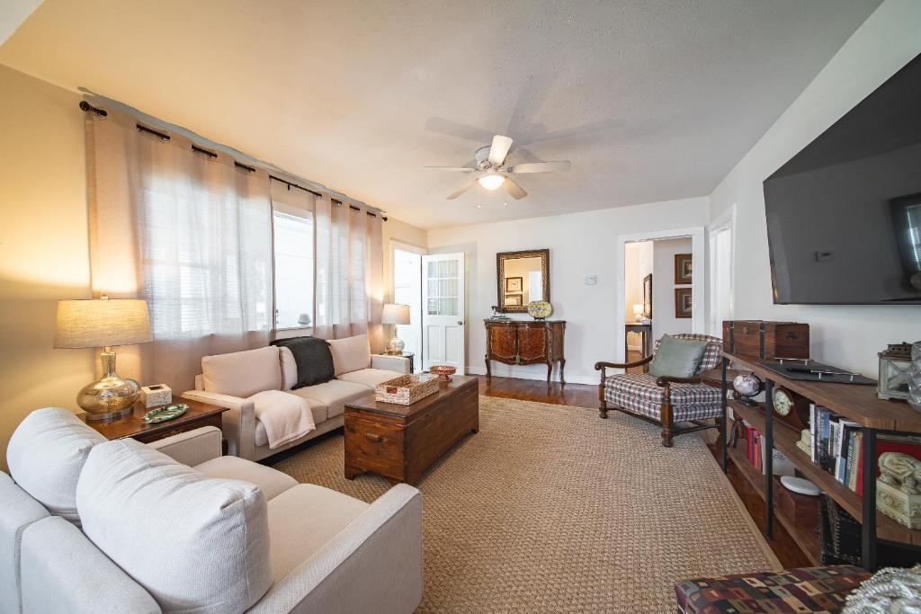 Et tv og/eller underholdning på Country Oasis Spacious 3BR w/ Modern Comfort