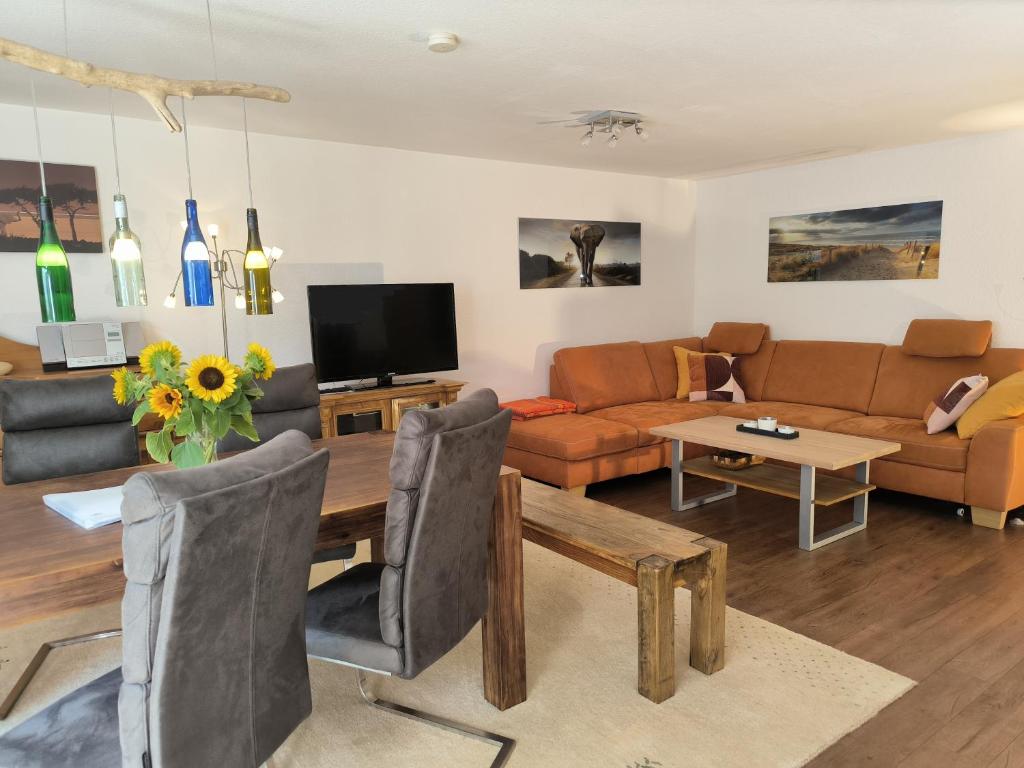 TV a/nebo společenská místnost v ubytování Ferienwohnung zwischen Weinheim und Hemsbach