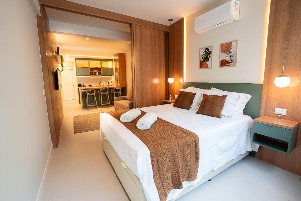 Giường trong phòng chung tại Modern Luxury Retreat steps from Copacabana Beach