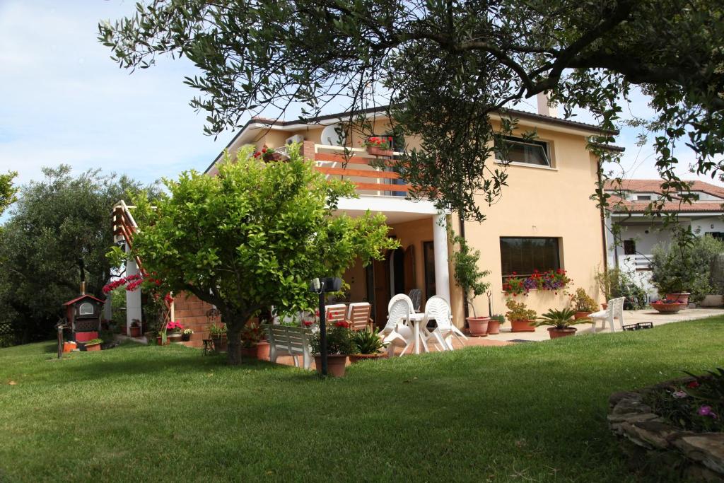 a house with a lawn in front of it at La Collina del Riccio in Ortona