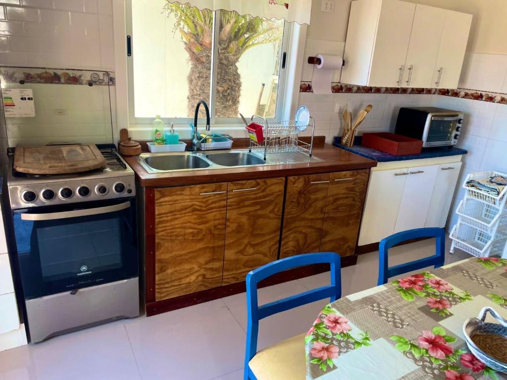 Kuchyň nebo kuchyňský kout v ubytování Casa en Tongoy