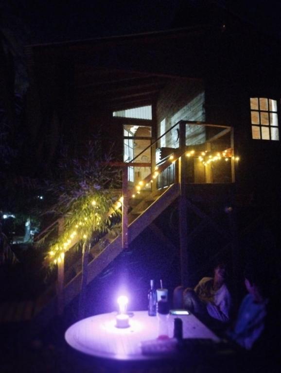 un uomo seduto davanti a un tavolo con una candela di Isla La Paz a Tigre