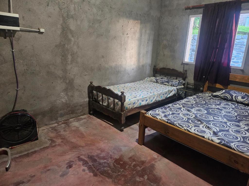 a bedroom with two beds in a room at Casa de montaña 