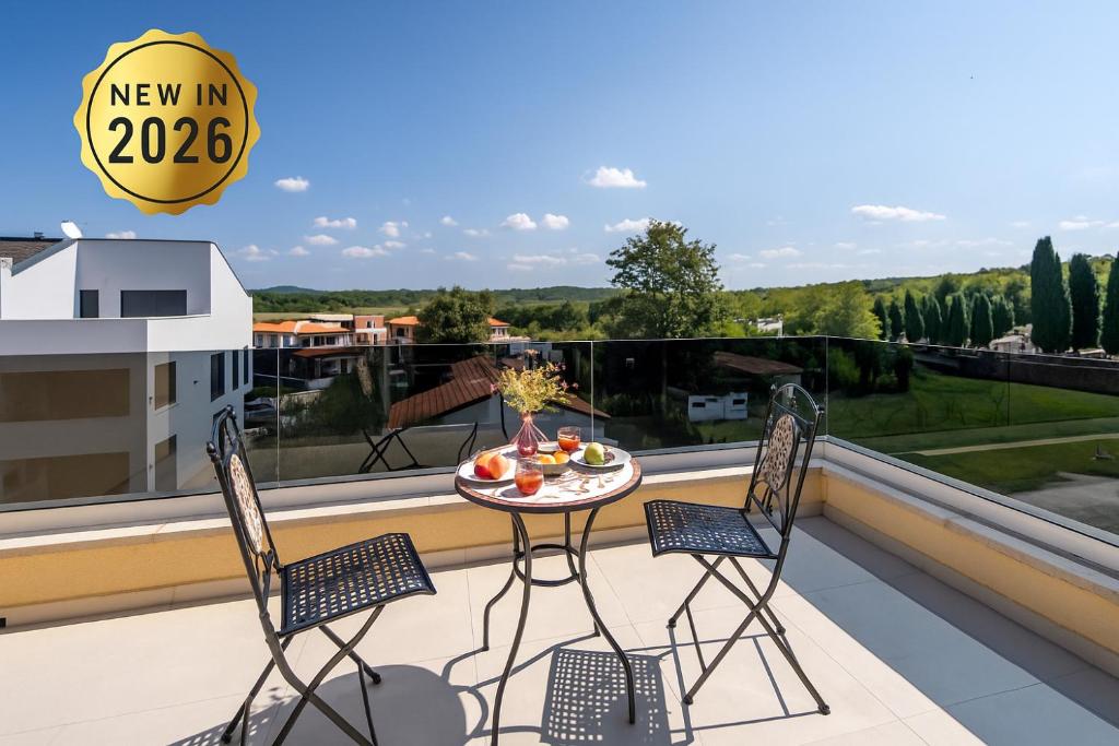 een balkon met een tafel met fruit erop bij Mediterranee Residence in Funtana