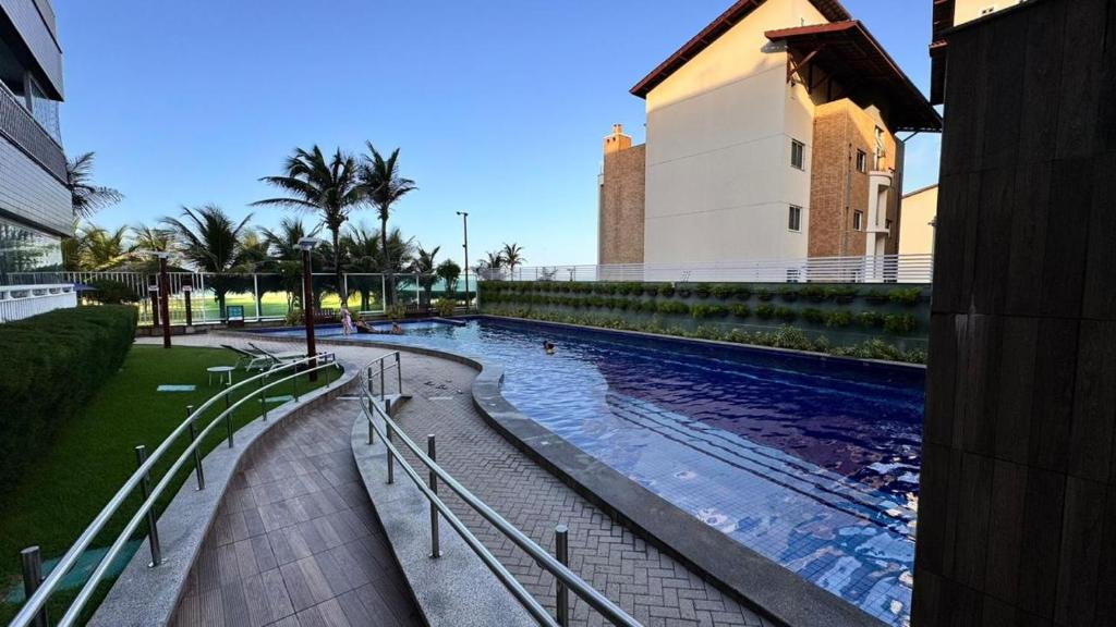 una piscina al centro di un edificio di Beach Way Porto das Dunas ad Aquiraz