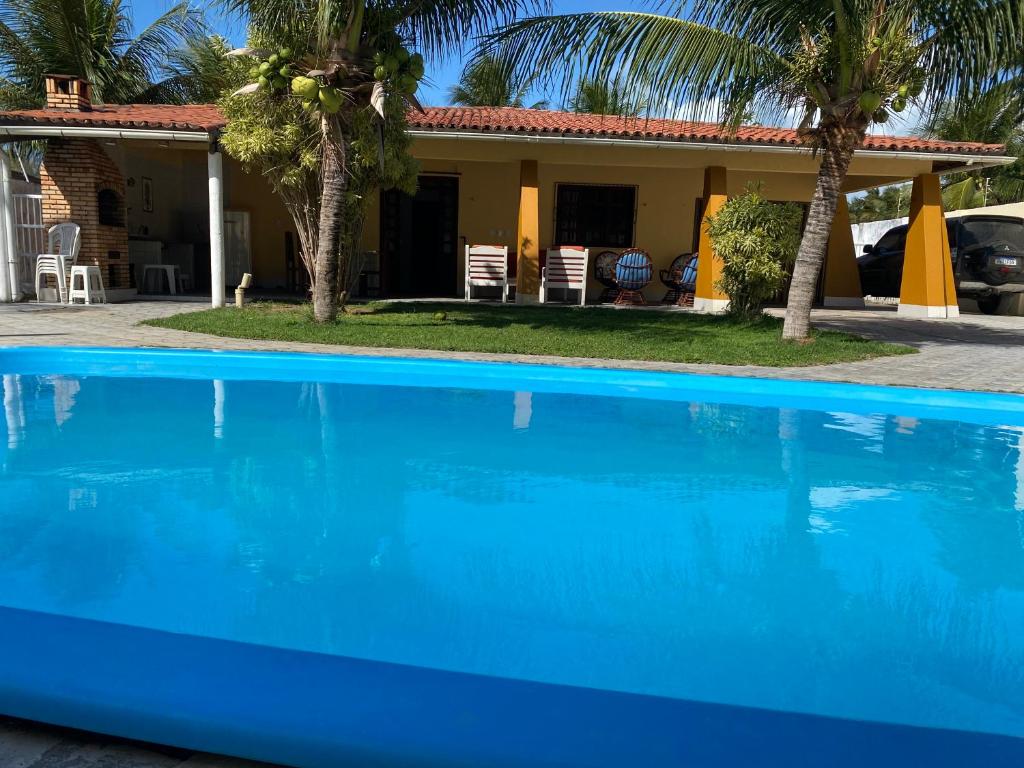 een blauw zwembad voor een huis bij Casa no cumbuco in Caucaia