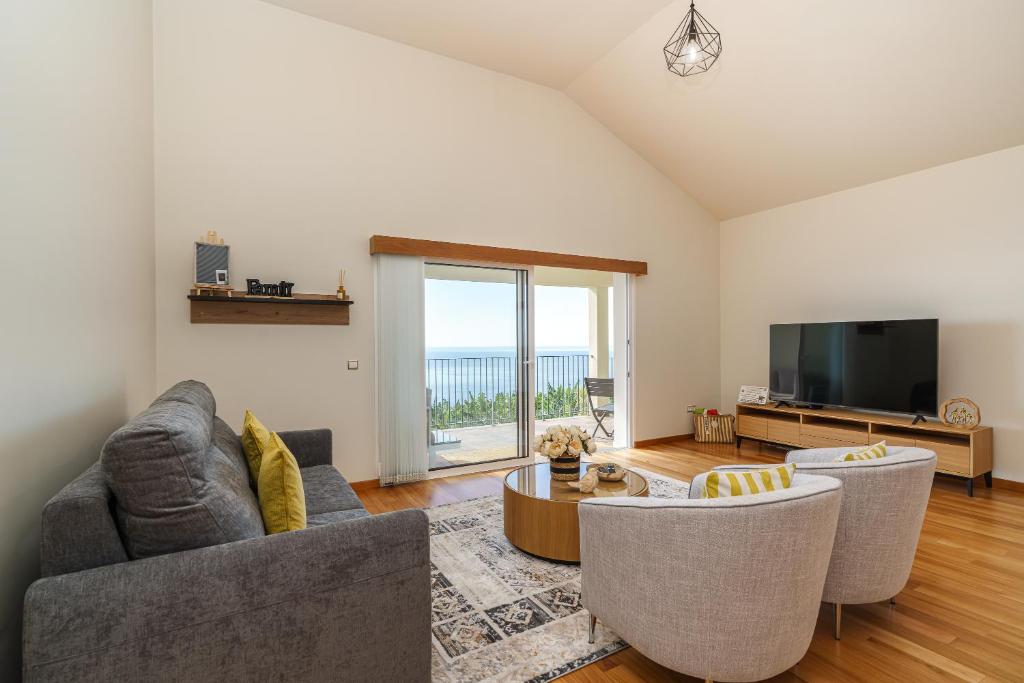 Et tv og/eller underholdning på Rosas House, private house with jacuzzi and BBQ