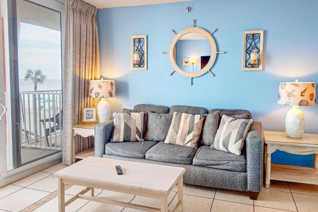 een woonkamer met een bank en een tafel bij Daytona Harbour Beach Resort 213 in Seabreeze