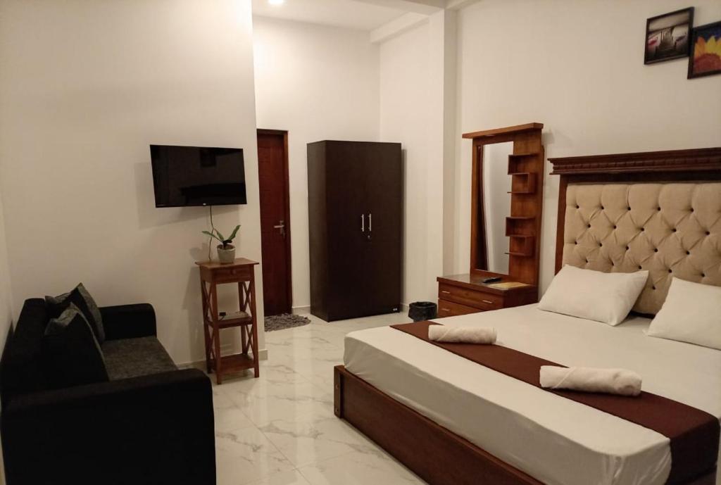 TV a/nebo společenská místnost v ubytování CrossWay Inn Thalawathugoda