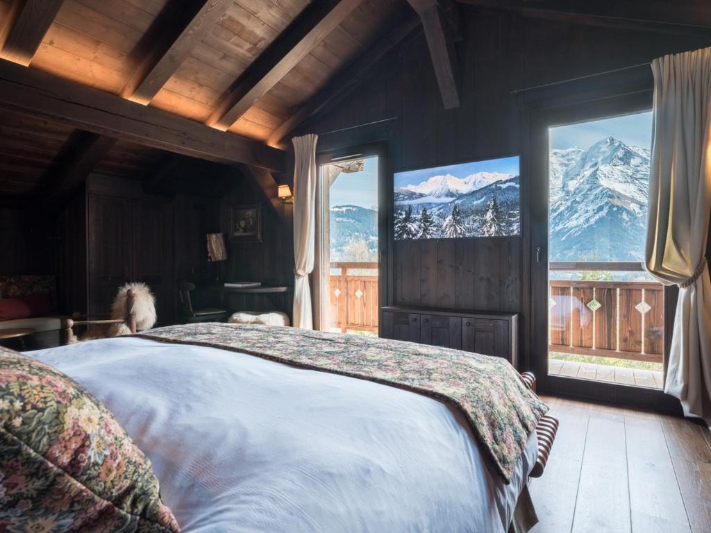 - une chambre avec un lit et une vue sur les montagnes dans l'établissement Chalet de Luxe 5 chambres Vue MontBlanc ,Spa, Jacuzzi, Salle de sport, à Saint-Gervais-les-Bains