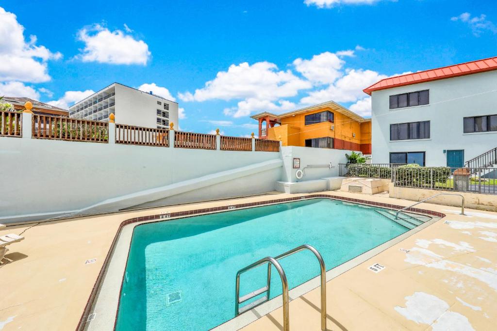 een zwembad op het balkon van een appartement bij een gebouw bij Daytona Atlantico 32 in Ortona