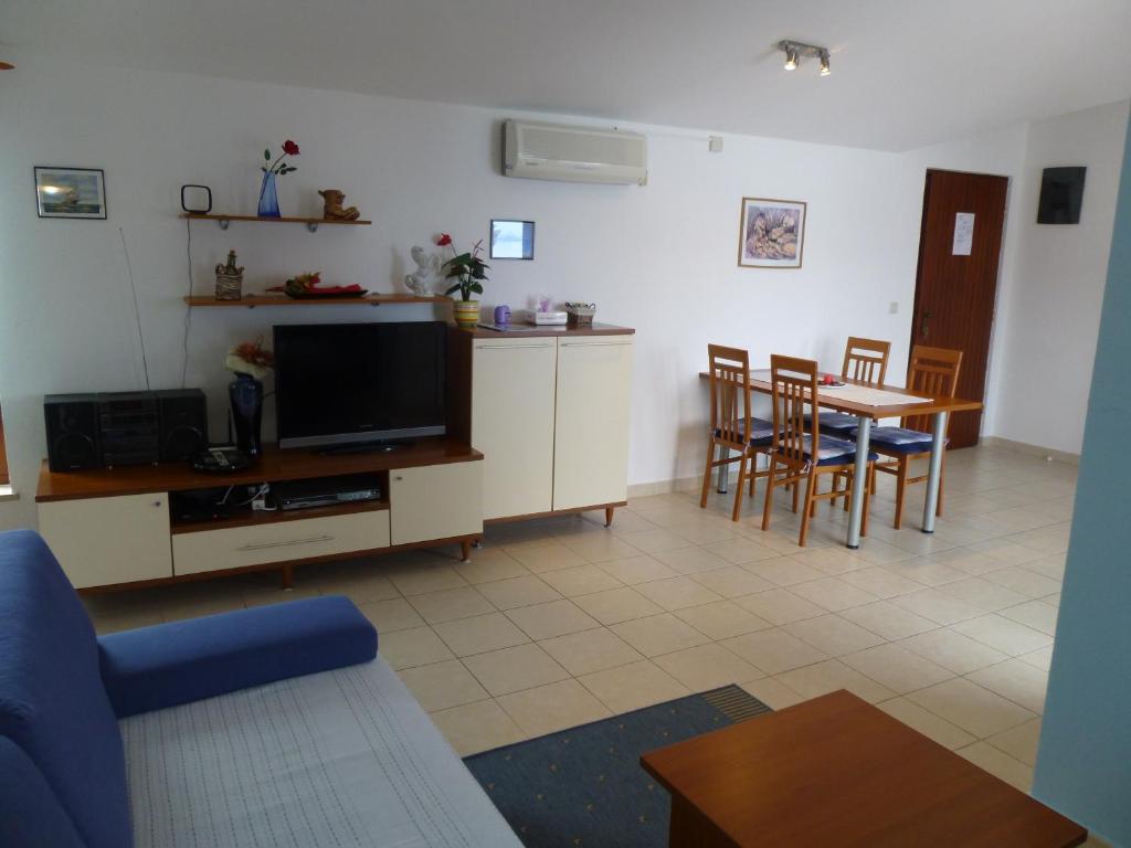 Telewizja i/lub zestaw kina domowego w obiekcie Apartment Grozic