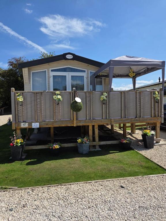 ein Haus mit einer Terrasse mit einem Pavillon in der Unterkunft Rody's Cosy Corner in Crowle