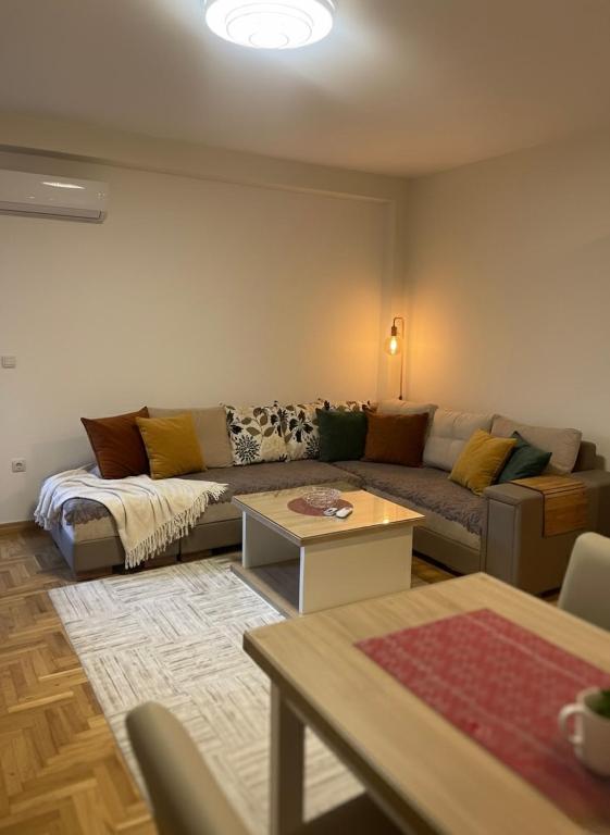 a living room with a couch and a table at Ahmet Pasha apartments ne qender te Pejes me nji dhom te fjetjes e sallon qe i ka dy shtreter in Peje
