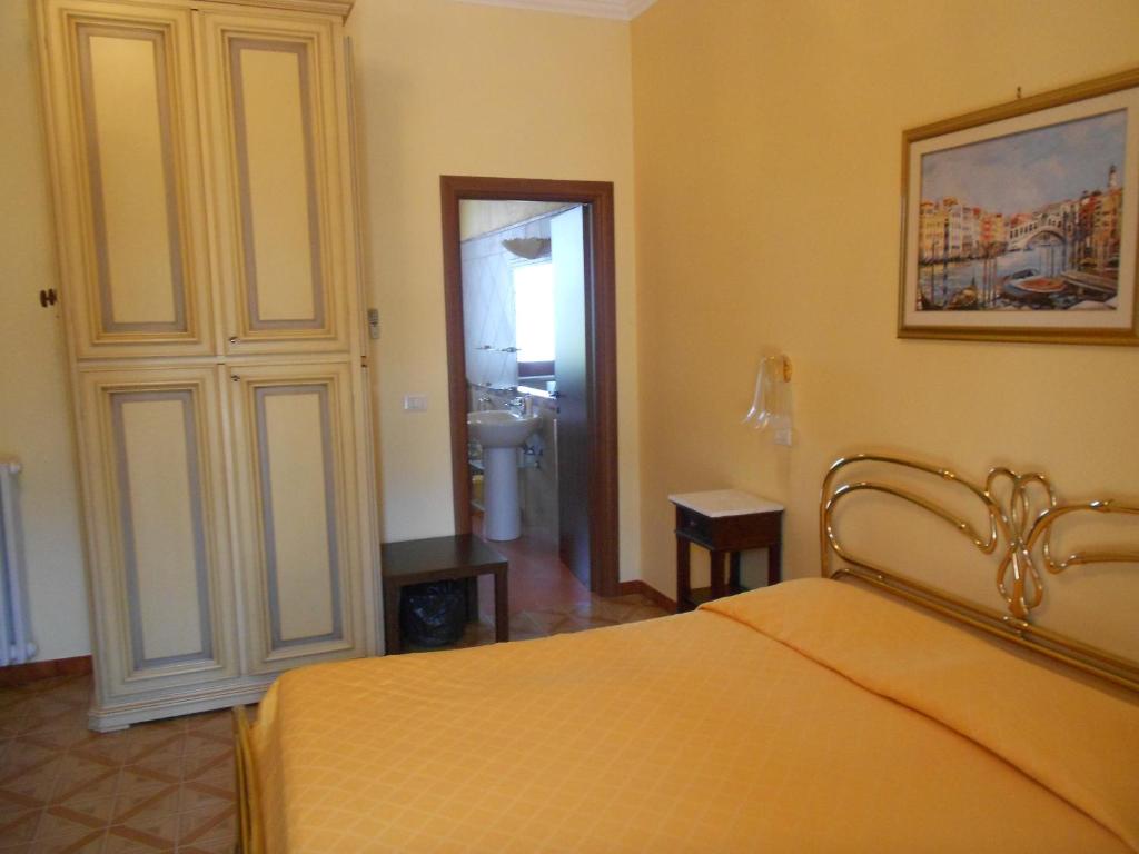 a bedroom with a bed and a bathroom at B&B Villa Di Bartolomeo in Capaccio-Paestum