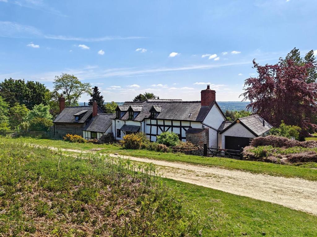 an old house on the side of a dirt road at 3 Bed in Leominster oc-r30485 in Yarpole