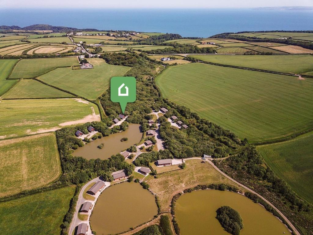 una vista aérea de una granja con el número 4 verde en 3 Bed in Higher Clovelly 00366, en Clovelly