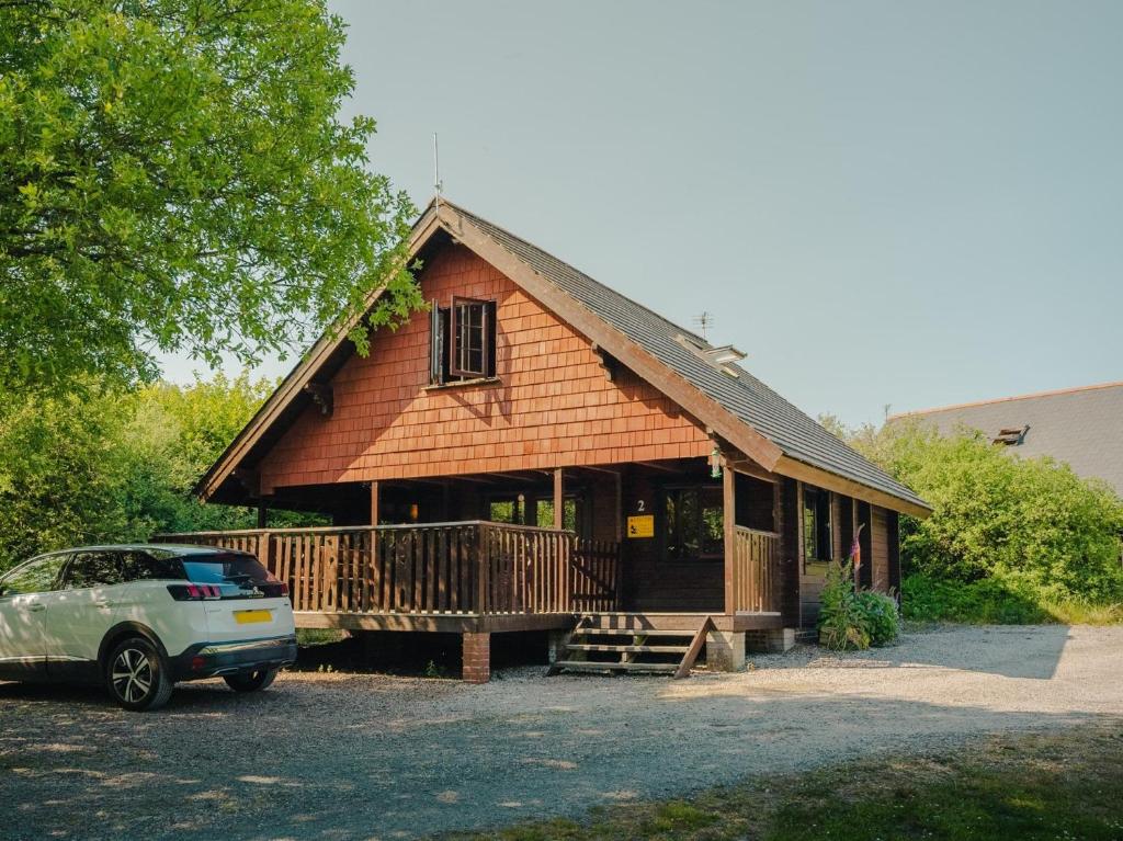 una casa con un'auto parcheggiata davanti di 3 Bed in Higher Clovelly 00367 a Clovelly