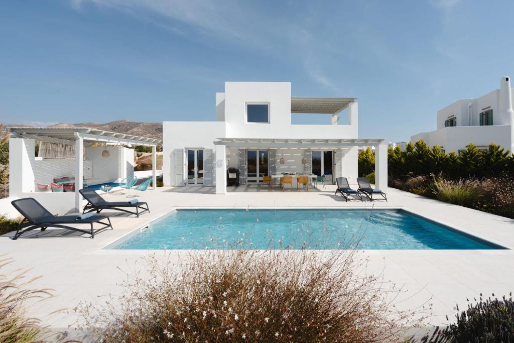 Swimmingpoolen hos eller tæt på Villa Aura - Beachfront Villa with private pool