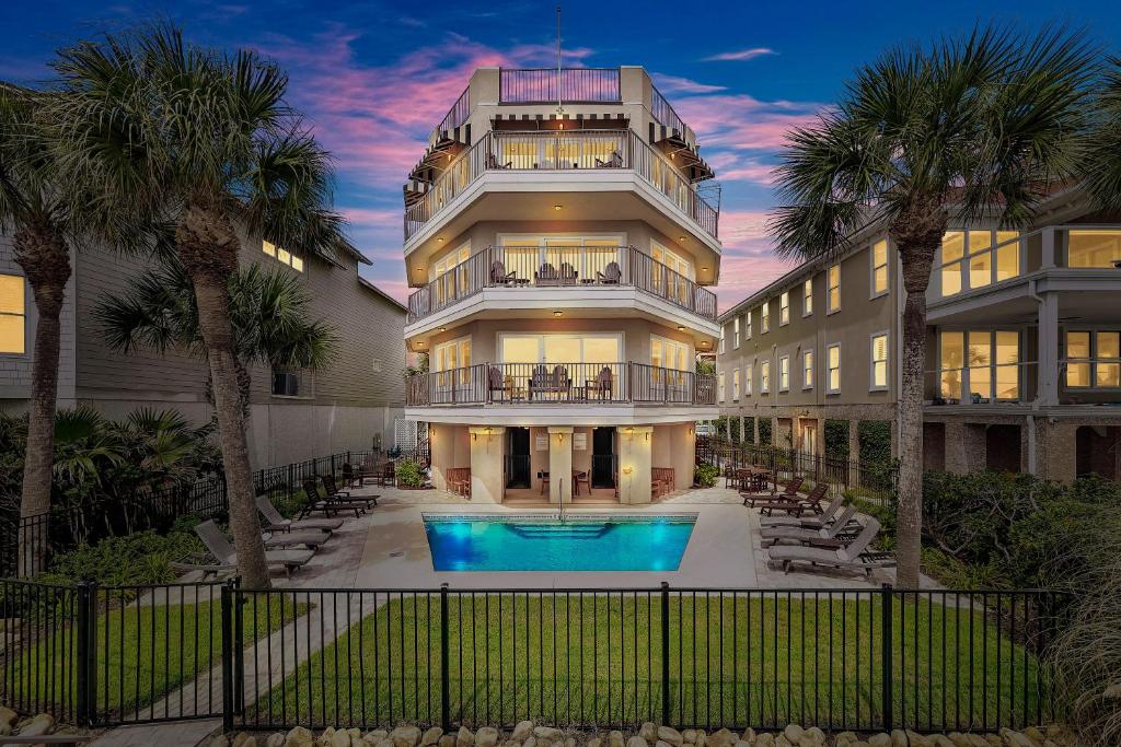 ein Gebäude mit einem Swimmingpool davor in der Unterkunft Shiphouse 5 - All Floors in Glynn Haven