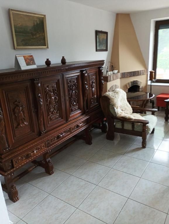 un gran armario de madera y una silla en una habitación en Chalet Sedmihori, en Staré Sedlo