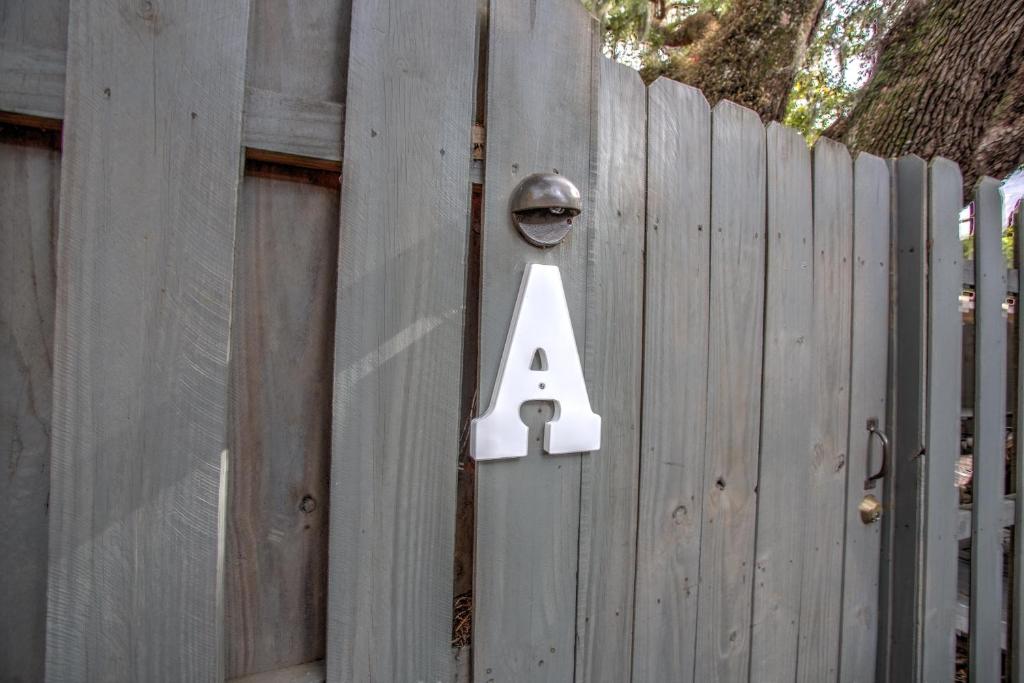 eine Zahl auf einem Holzzaun in der Unterkunft 510 A Magnolia in Ebo Landing