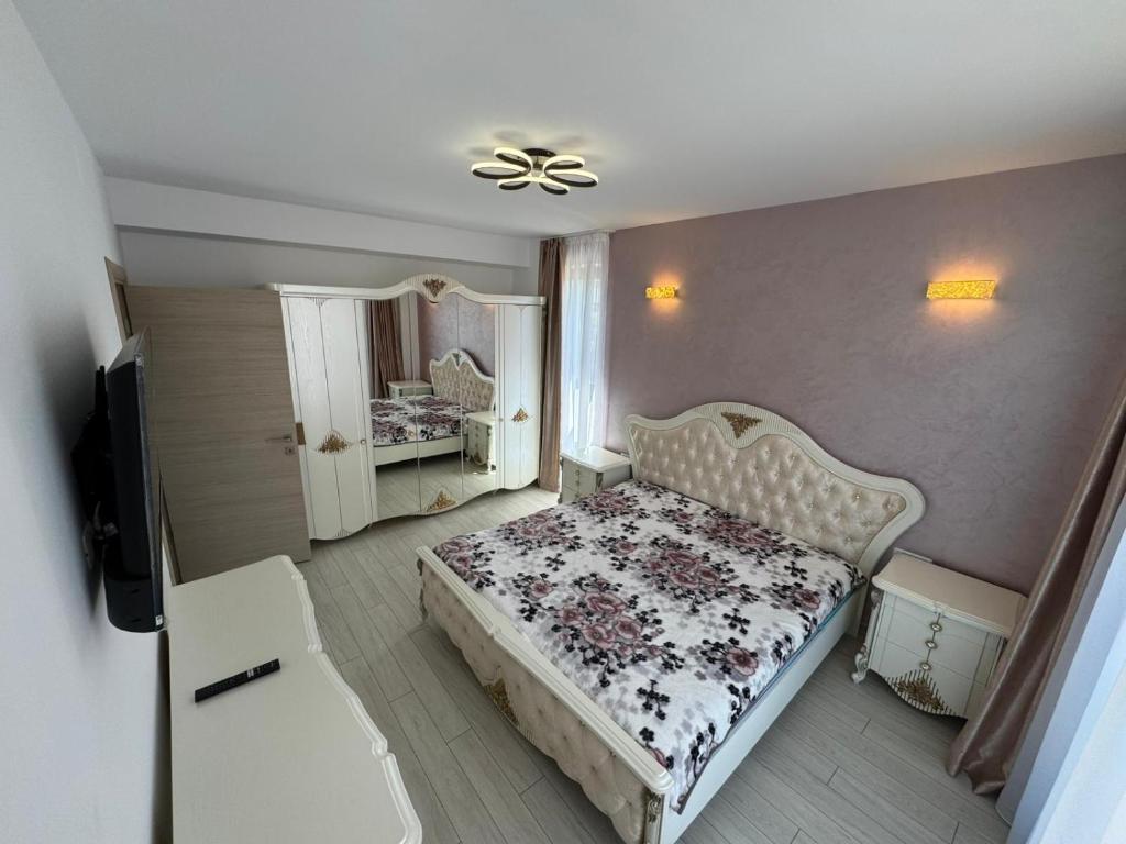 een slaapkamer met een bed en een tv erin bij Sarah Apartment in Constanţa