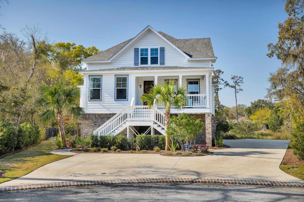 una casa bianca con palme nel vialetto di 121 Killgriffe a Oglethorpe Park