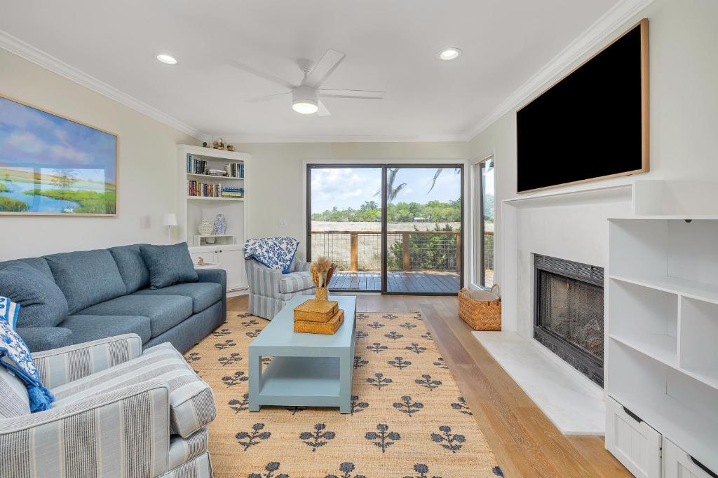 un soggiorno con un divano blu e un camino di 322 Brockinton Marsh a Riverview