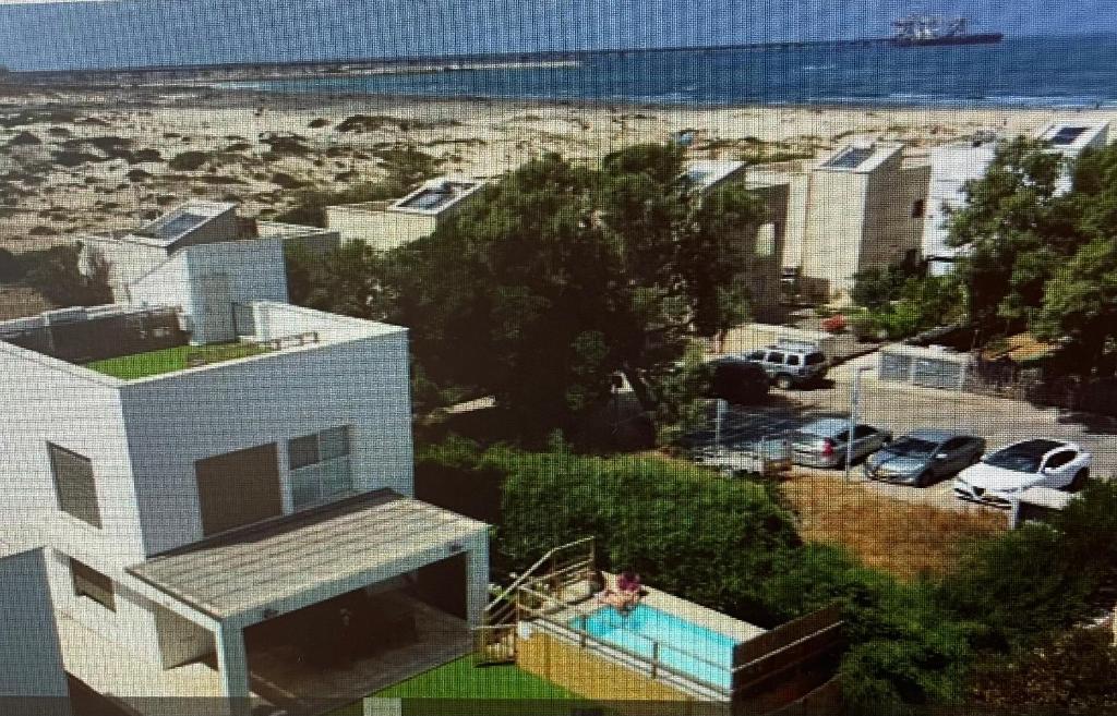 Casa con piscina junto a la playa en הבית בחוף הזהב, en Cesarea
