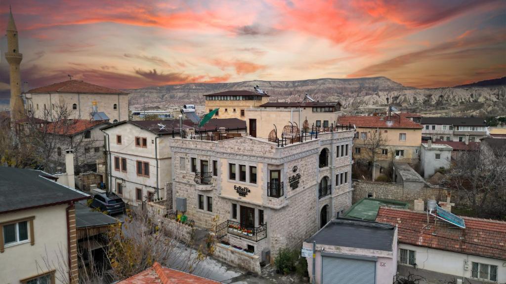 un gruppo di edifici in una città al tramonto di Erbelya Cappadocia House a Göreme