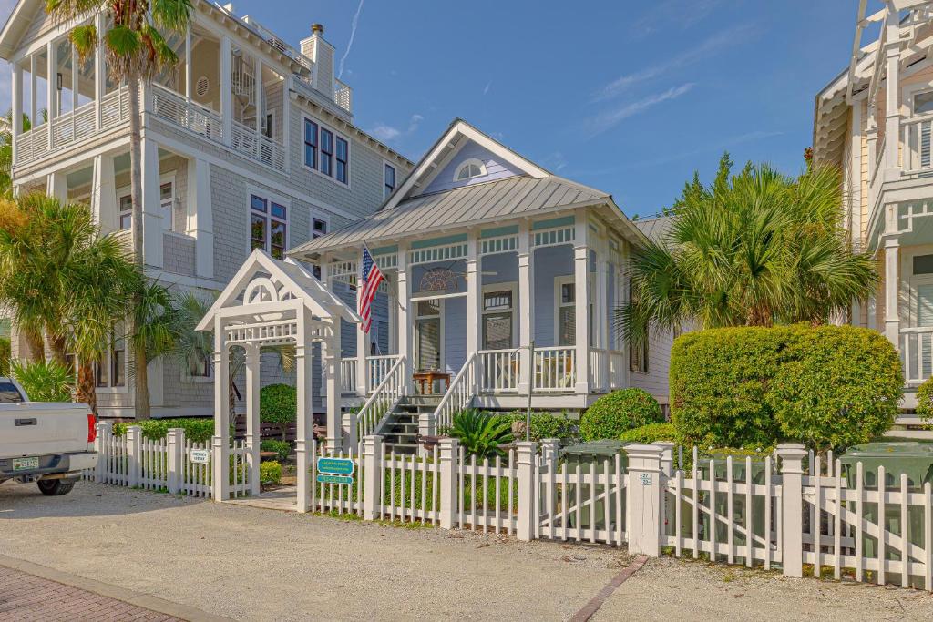 een wit hek voor een huis bij 27 Coast - Frederica Cottage in East End