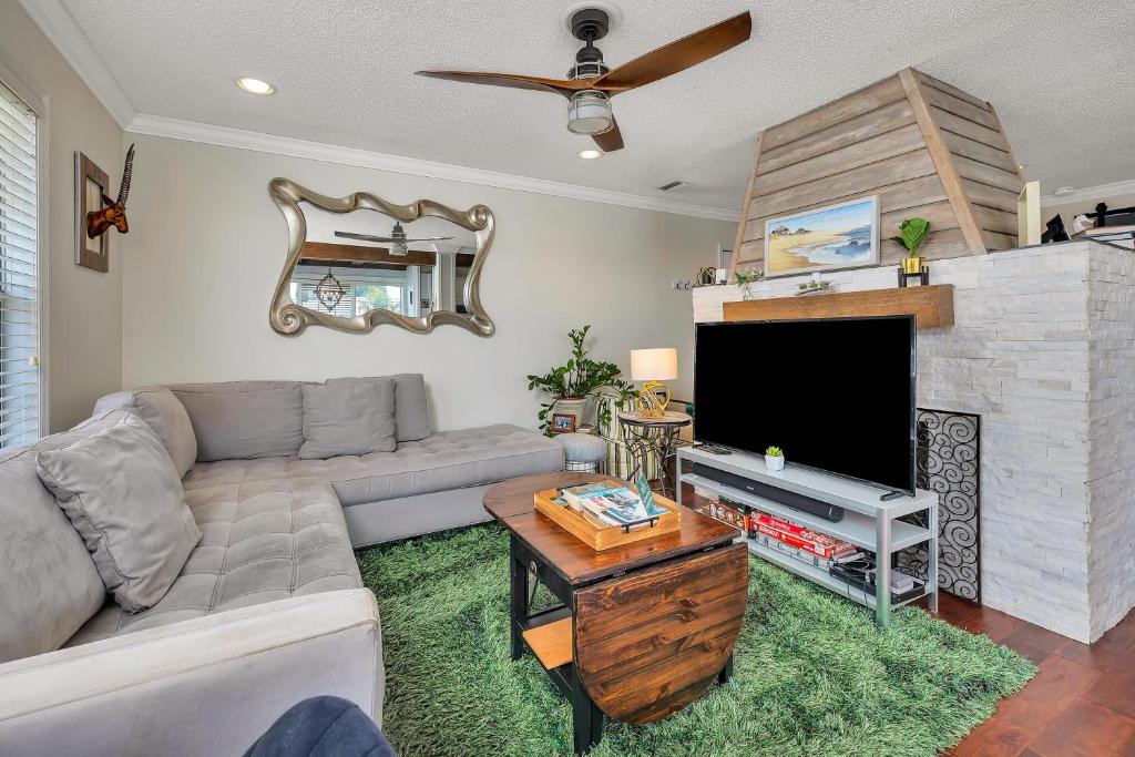 un soggiorno con divano e TV a schermo piatto di Island Square #808 a Island Retreat